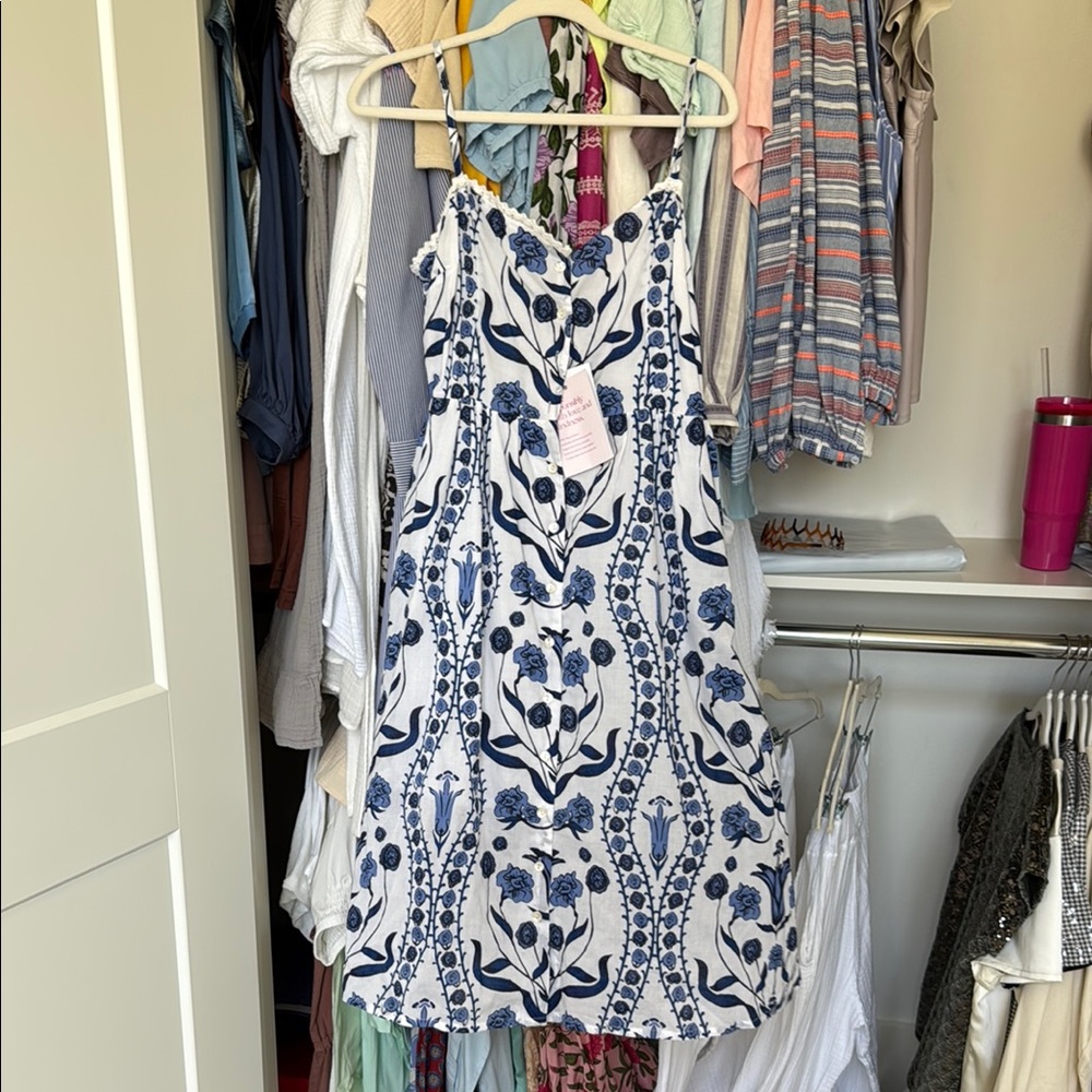 Floral Blue and White Dress
Is missing 2 buttons